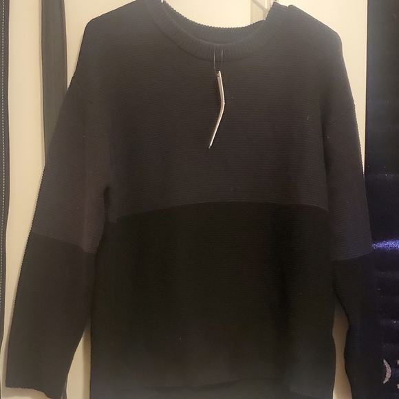 Color block pullover - Picture 3 of 3